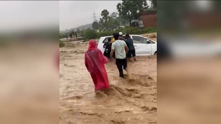 Dehradun Weather News drain OverFlow after Heavy Rainfall Innova Car washed away in strong Wave