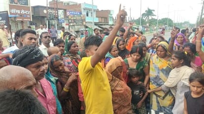 Mau Crime News: प्राइवेट अस्पताल में इलाज के दौरान महिला की मौत, परिजनों ने तिराहा पर शव रखकर काटा बवाल Mau Crime News: Woman dies during treatment in private hospital, family creates ruckus by keeping dead body