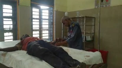 Bihar News: छपरा सदर अस्पताल में मरीज को इंजेक्शन लगाते दिखा सिक्योरिटी गार्ड; डॉक्टर-नर्स की भूमिका पर सवाल Security guard seen injecting patient in Chhapra Sadar Hospital; Questions raised on doctors nurses role
