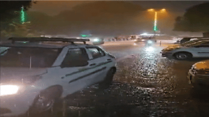 Delhi Rain: दिल्ली में मौसम हुआ सुहावना, कई इलाकों में झमाझम बारिश, सड़कों पर जाम Heavy rain amid yellow alert in Delhi NCR