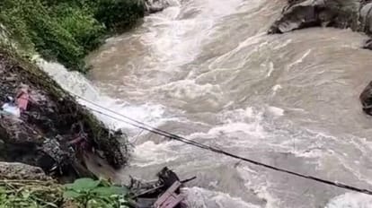 Gaurikund landslide: तीन शवों की हुई शिनाख्त, 20 लोग अब भी लापता, मलबे के ढेर में जिंदगी की तलाश जारी Gaurikund landslide identification of three dead bodies, 20 people still missing Rudraprayag Uttarakhand news