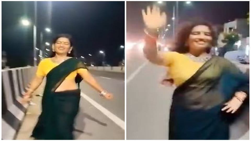 agra woman dance on highway for instagram reels video viral