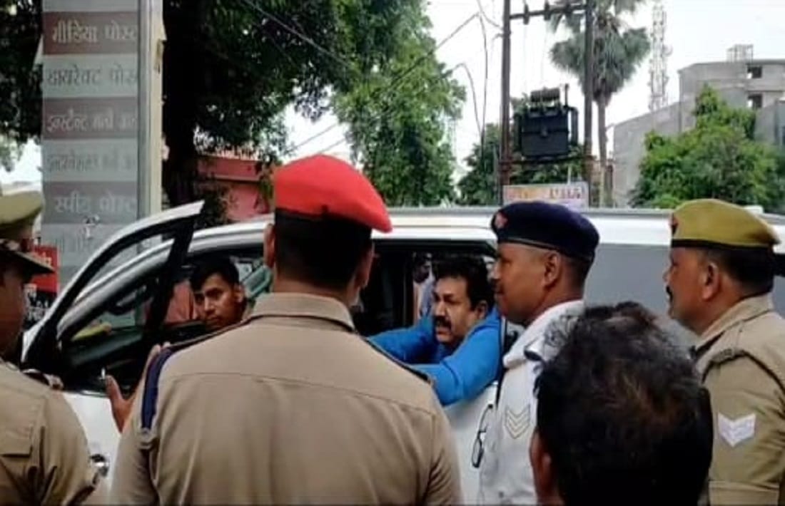 BJP leader gyanu becme angry after being stopped at  police line gate azamgarh
