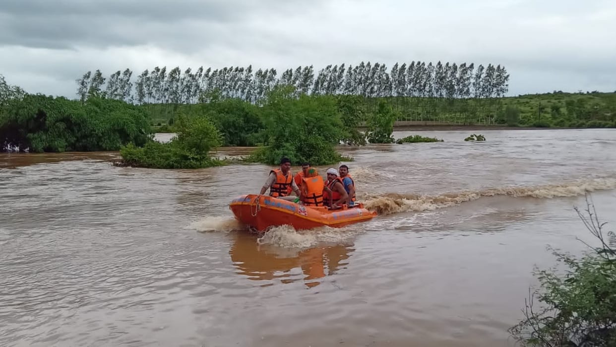 Damoh weather: Many villages submerged due to incessant rains, SDRF started rescue, Collector declared holiday