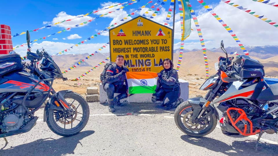 dehradun Two biker Run Bike on World highest Leh Ladakh Umling La Pass Road