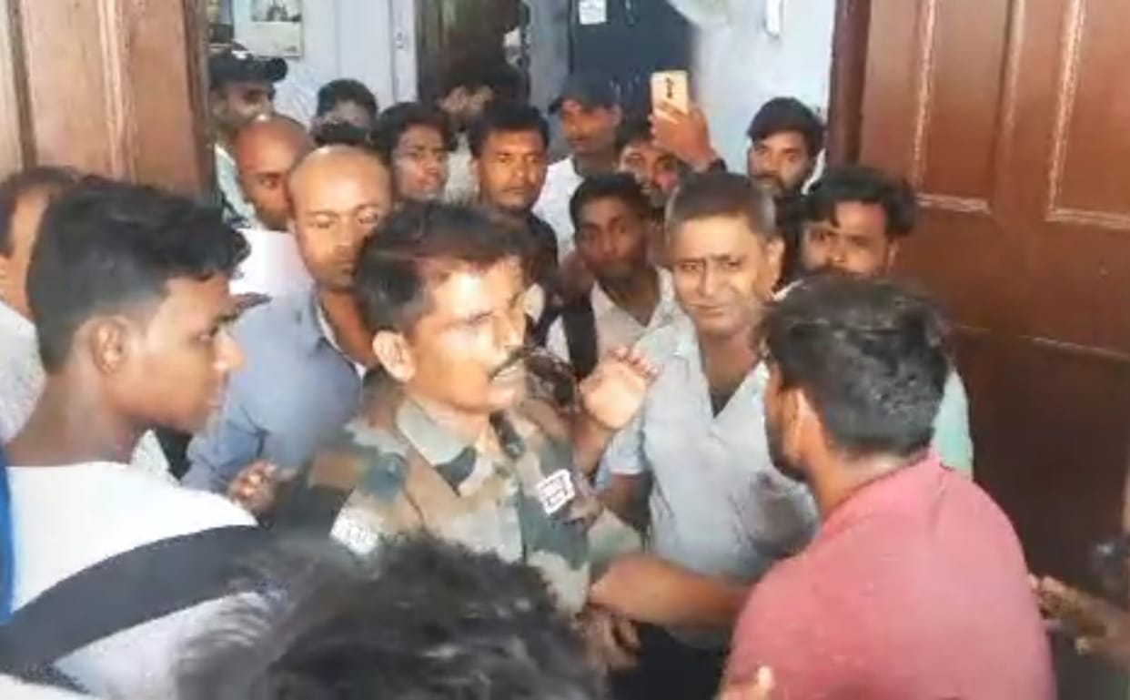 Bihar News: LNMU Deputy Controller of Examinations was beaten up by students in his office.bihar police