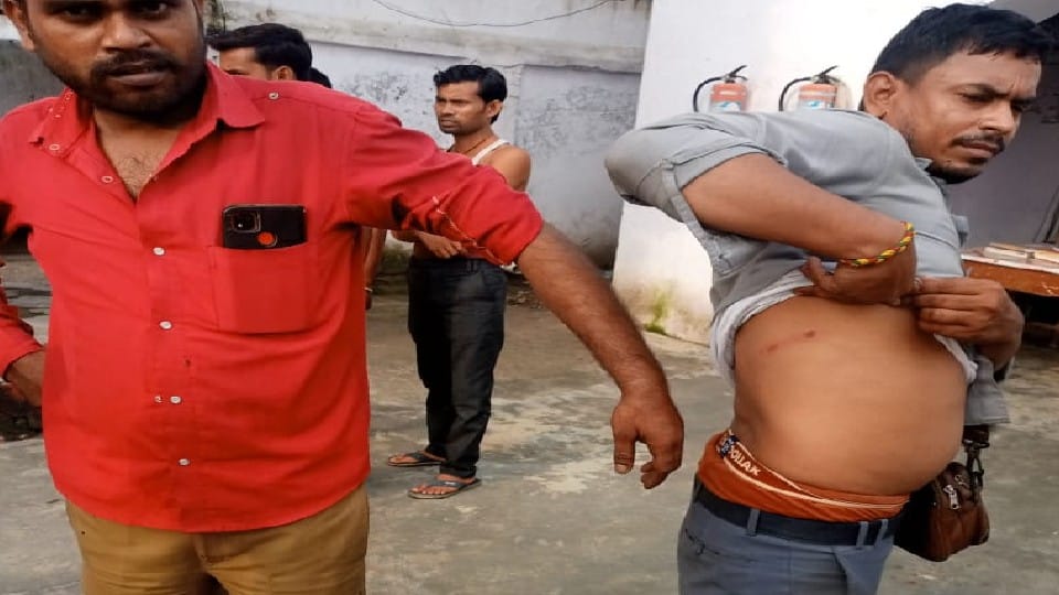 passenger beat up driver conductor for making luggage ticket in roadways bus