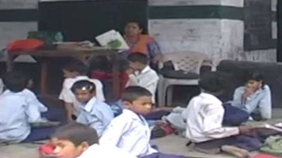 condition of education in government school entire class of eighth could not read Hindi book teacher also stoo