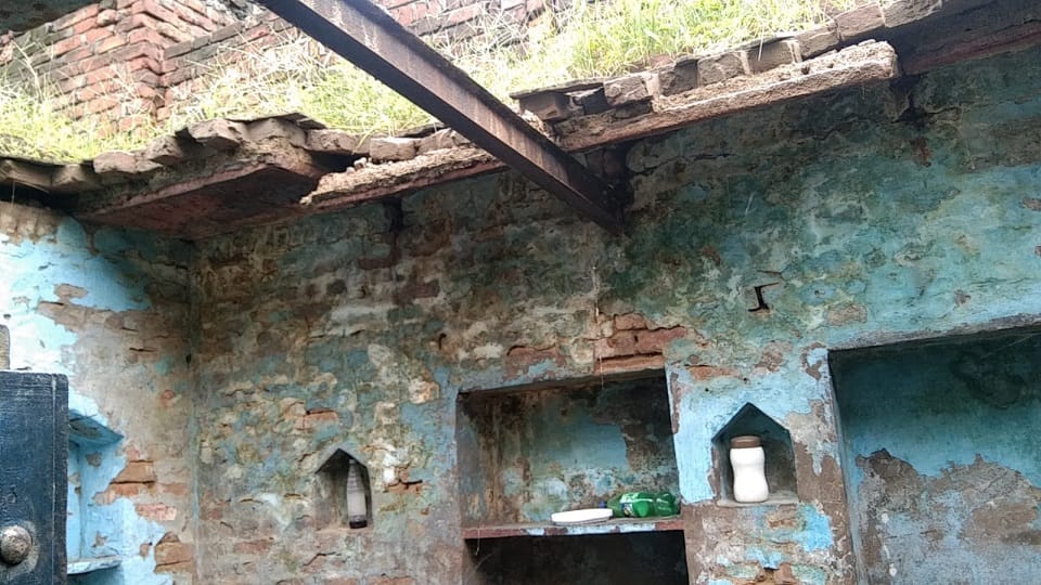 roof of the room fell due to rain in Tundla family narrowly survived