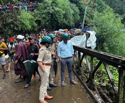 Chardham Yatra 2024: डीएम ने किया निरीक्षण, रुद्रप्रयाग-गौरीकुंड हाईवे से अतिक्रमण हटाने के निर्देश Chardham Yatra 2024: DM inspection, instructions to remove encroachment from Rudraprayag-Gaurikund Highway