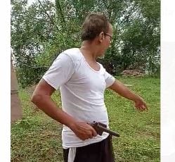 On a small matter, a person publicly threatened with a pistol, video viral on social media
