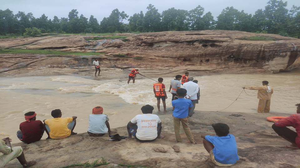 Villager crossing drain in Ambikapur died while flowing