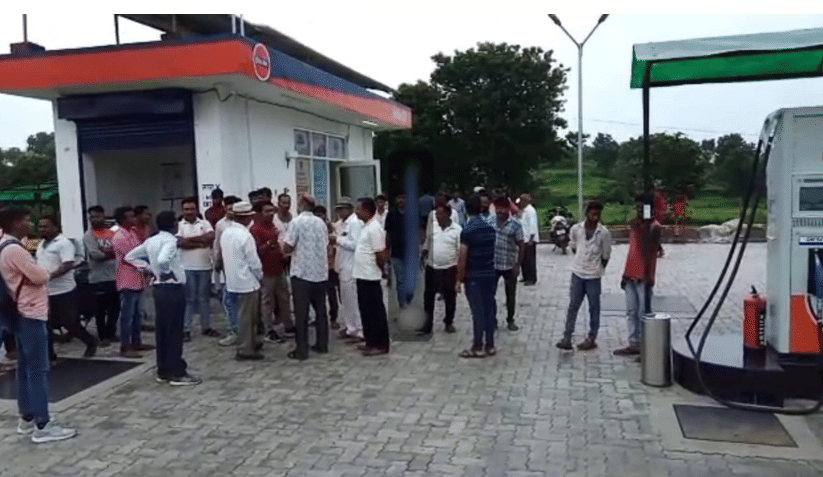Dungarpur crime Bike riding miscreants attacked petrol pump owner with sword police is probing the matter