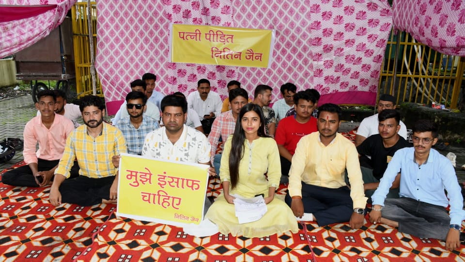 Uttarakhand Case like Jyoti Maurya Husband Allegation on wife and sit on dharna in Hldwani