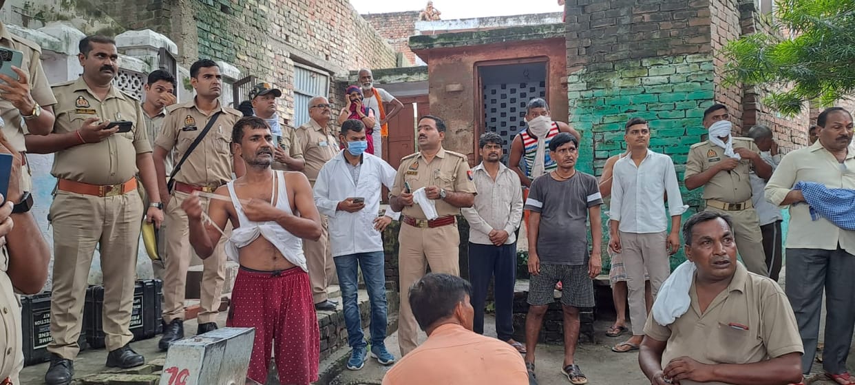 Electricians rotten body, Disturbed by the foul smell, the neighbors called the police, broke the door