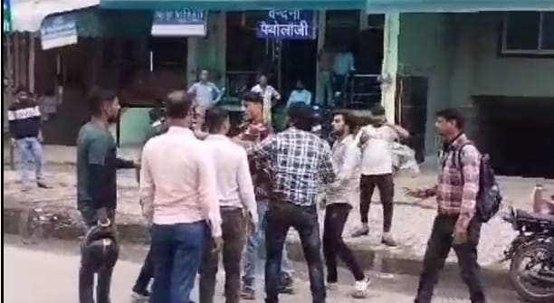 Clash between two groups of delivery boys, then belts and helmets went fiercely, challaned for breach of peace