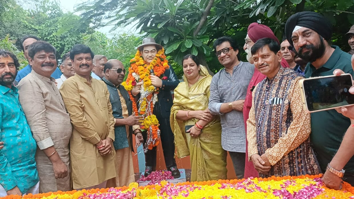 Khandwa: Reality show judge Pt. Ramshankar arrived to pay obeisance at Kishore Kumar's tomb