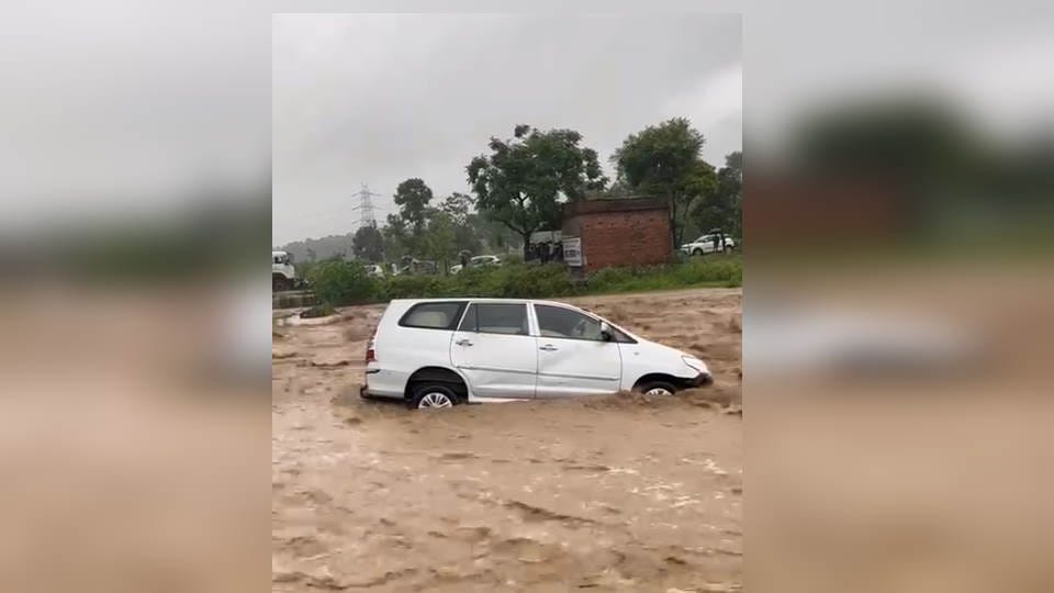 Dehradun Weather News drain OverFlow after Heavy Rainfall Innova Car washed away in strong Wave