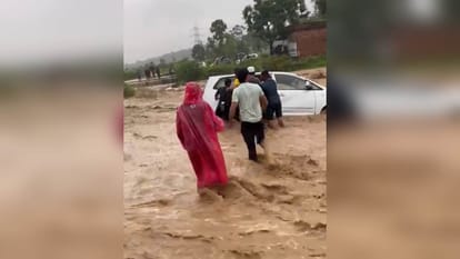 Dehradun Weather News drain OverFlow after Heavy Rainfall Innova Car washed away in strong Wave