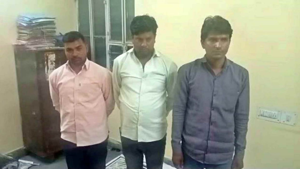Three linemen of electricity corporation arrested for taking bribe in Sawai Madhopur