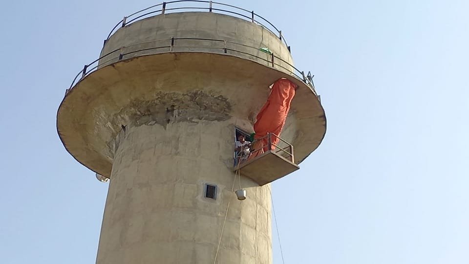 Four farmers climbed on water tank in Sirsa for about 50 hours