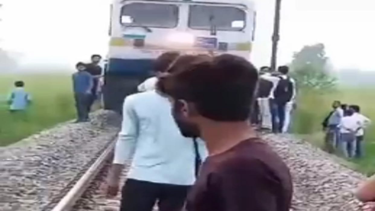 Big accident averted with understanding farmer stopped Ganga Gomti by showing red pot