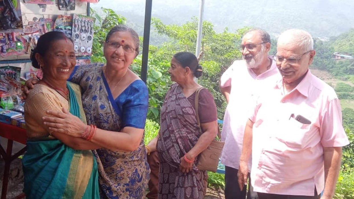PM Modi sister Basanti Ben reached Neelkanth met CM Yogi sister also Uttarakhand news in hindi