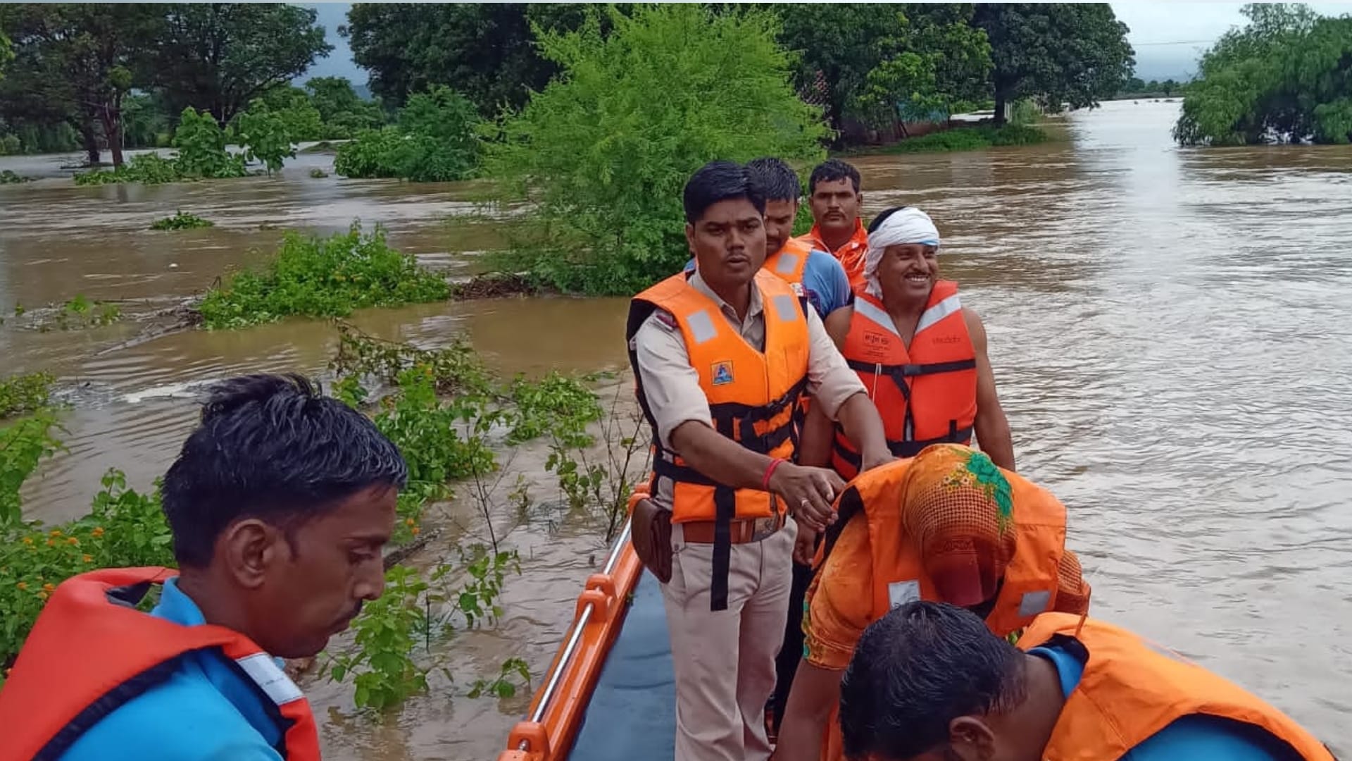 Damoh weather: Many villages submerged due to incessant rains, SDRF started rescue, Collector declared holiday