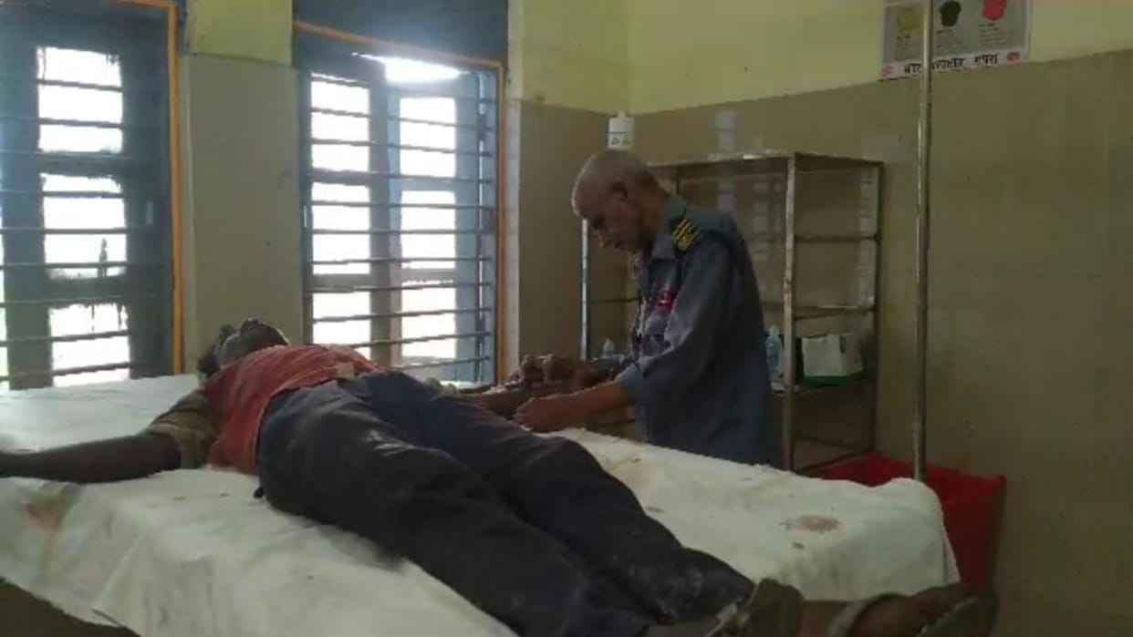 Security guard seen injecting patient in Chhapra Sadar Hospital; Questions raised on doctors nurses role