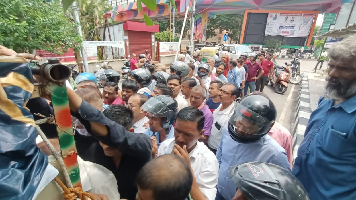 scramble to get cheap tomatoes in lucknow