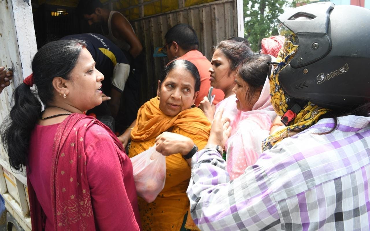 Crowds of people gathered to buy cheap tomatoes in Lucknow