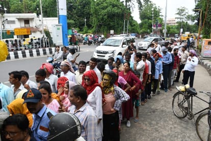 scramble to get cheap tomatoes in lucknow