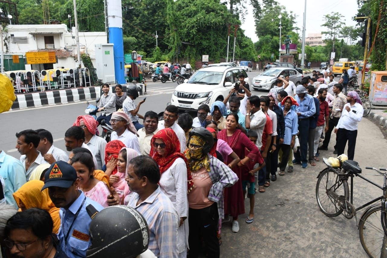 Crowds of people gathered to buy cheap tomatoes in Lucknow