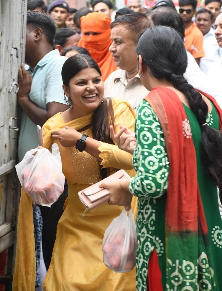 Crowds of people gathered to buy cheap tomatoes in Lucknow