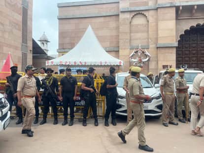 ज्ञानवापी परिसर के बाहर तैनात सुरक्षाकर्मी