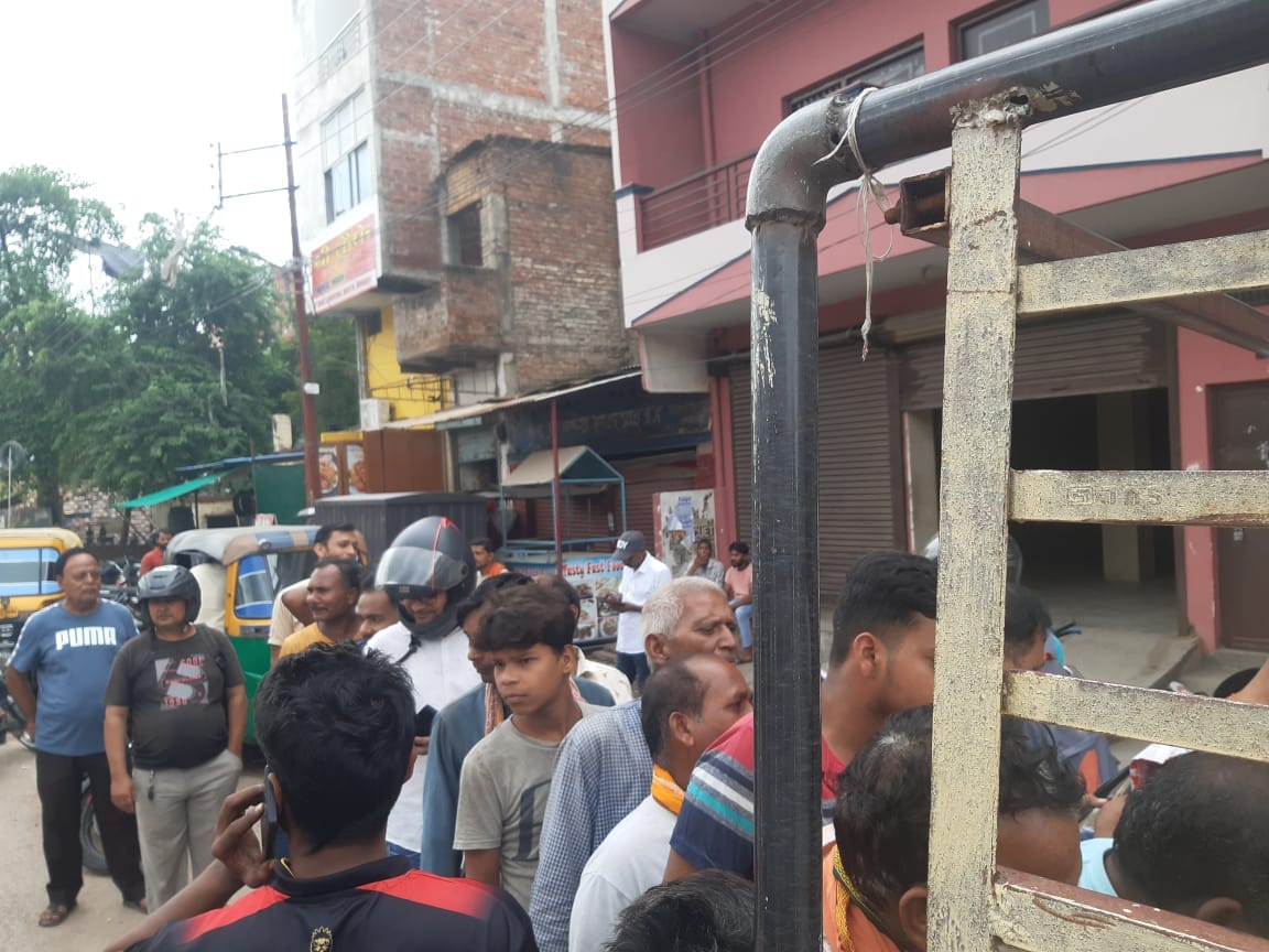 Tomato Price in Varanasi Long queues for Rs 70 per kg tomato