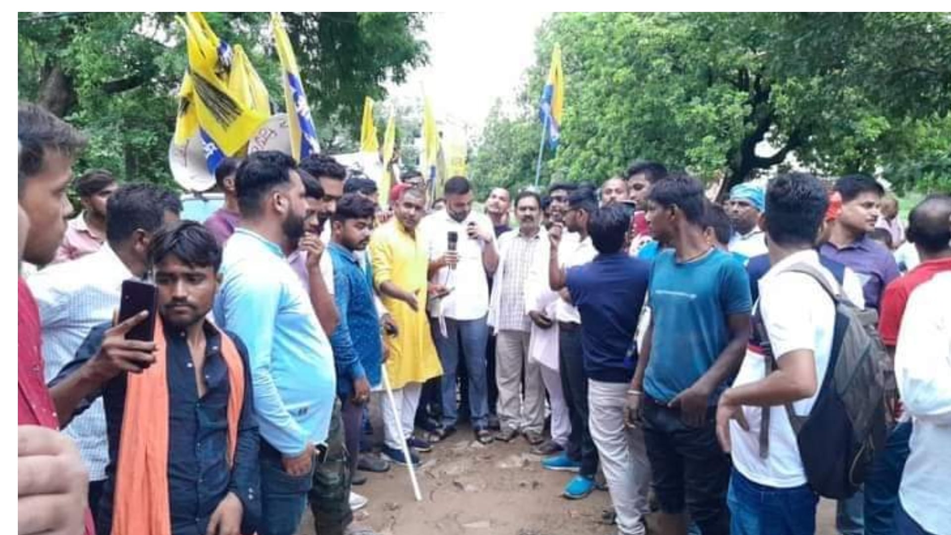 विरोध जताते आम आदमी पार्टी के कार्यकर्ता