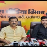 प्रेस कॉन्फ्रेंस लेते बीेजेपी नेता