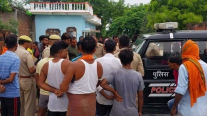 Azamgarh: अंतिम संस्कार में जा रहा वाहन अनियंत्रित होकर पलटा, किसी का कट गया हाथ, तो किसी की बाहर निकल आई आंख The vehicle going to the funeral overturned uncontrollably, someone's hand was cut off, and someone's eye went