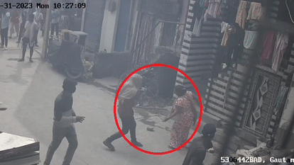 Delhi: बदरपुर में महिला को डंडों से पीटने का वीडियो वायरल, पत्थर मारे, डंडे बरसाए; फिर लात भी मारी video of woman being assaulted after clash between two groups badarpur