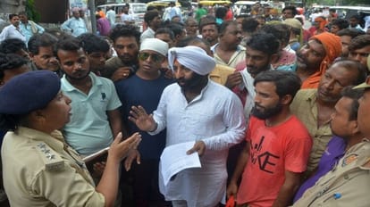 E rickshaw drivers created ruckus against the new system in Bareilly