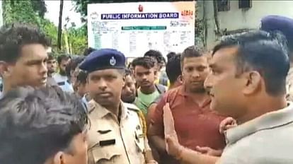 Tripura: त्रिपुरा में हिजाब पहने लड़कियों को स्कूल के बाहर रोका गया, विरोध करने पर लड़के की पिटाई, मामला दर्ज Tripura Girls in Hijab Stopped Outside School, Boy Thrashed for Protesting