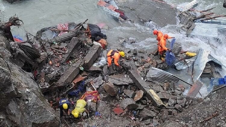 Gaurikund Landslide:मलबे के बीच बिखरी पड़ी कंडियां, उठाने वाले लोग लापता, दर्दनाक हादसा बयां करती तस्वीरें - Uttarakhand Landslide Gaurikund Rudraprayag Many People Died Missing ...