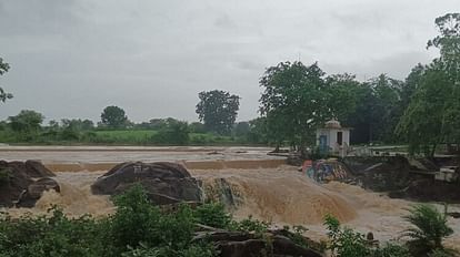 MP Weather: प्रदेश में लगातार हो रही बारिश, कई जिलों में बढ़ी मुसीबत, 17 जिलों में भारी बारिश का अलर्ट MP Weather: Continuous rain in the state, heavy rain alert in 17 districts