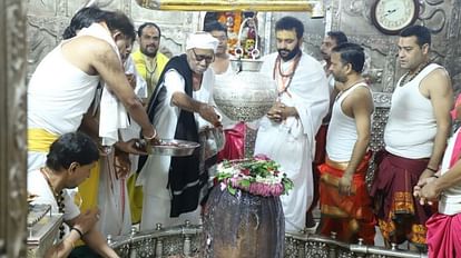 Mahakal Darshan: संत मुरारी बापू ने किए महाकाल के दर्शन, जल चढ़ाया, महामृत्युंजय मंत्र से किया पूजन-अर्चन Story Teller Sant Murari Bapu Visited Mahakaleshwar Temple in Ujjain, Recites Mahamrityunjaya mantra