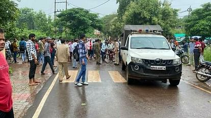 Shivpuri: शिवपुरी में पुलिस वाहन ने स्कूली छात्रा को रौंदा, घटनास्थल पर ही मौत, वाहन चालक फरार School Student run over by a police vehicle in Shivpuri, Died on the Spot
