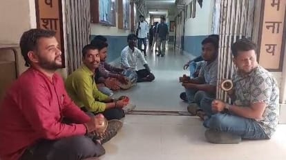 Lady professor insulted on reaching with gamcha  students started kirtan at door in protest