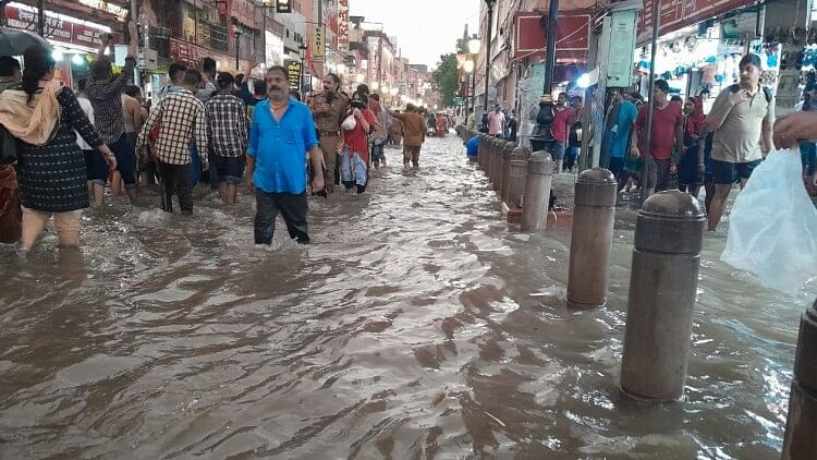 Rain Alert: बनारस में झूमकर बरसे बदरा, जलभराव से कई जगहों पर फंसी गाड़ियां, गर्मी से राहत