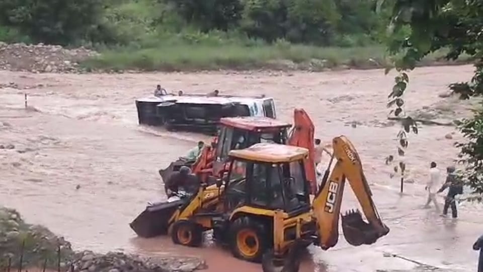 Bus coming from Vinayak to Ramnagar in Almora overturned in drain