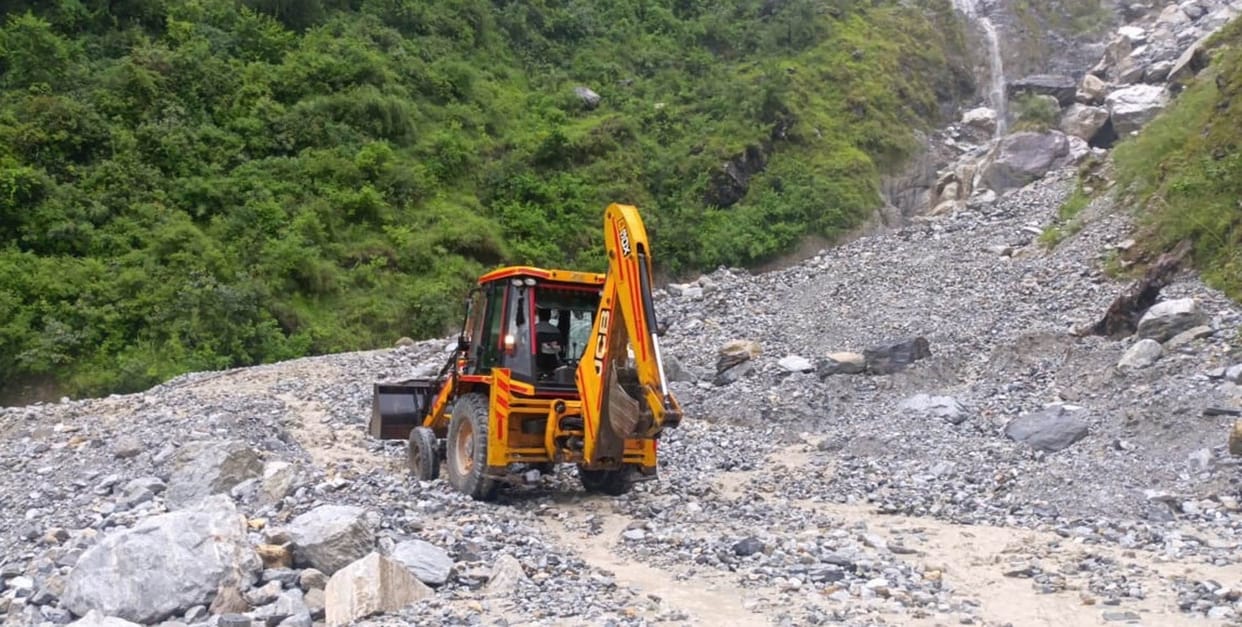 Badrinath highway blocked at Pagalnala pilgrims stopped at various places Uttarakhand news read more Update